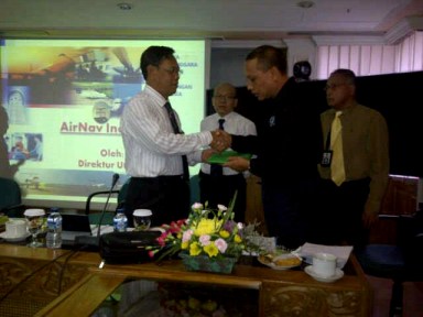 President IATCA menyerahkan hasil kajian kepada Dirut Perum LPPNPI